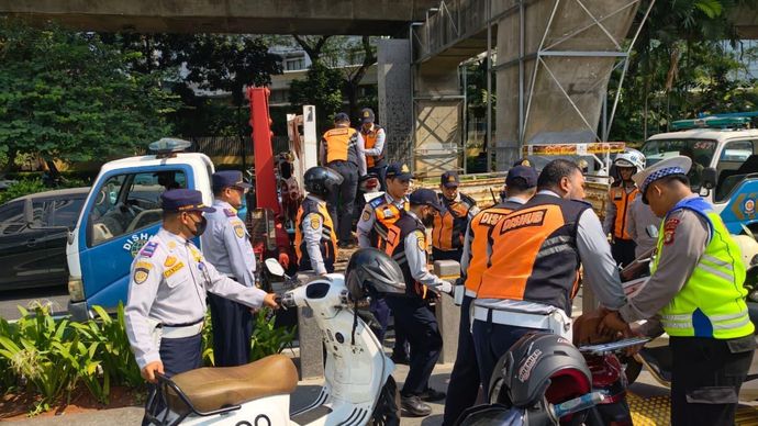 21 Motor Parkir di Trotoar Jalan Prof Dr Satrio Diangkut Sudinhub Jaksel