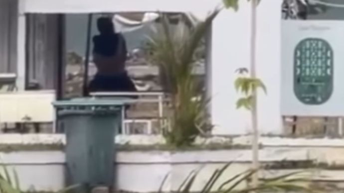 Sebuah video yang memperlihatkan pria dan wanita diduga bercumbu di kawasan Masjid Al-Alam, Kota Kendari, Sulawesi Tenggara (Sultra), viral di media sosial. Rekaman tersebut memicu kecaman warganet karena diduga dilakukan di lingkungan rumah ibadah.