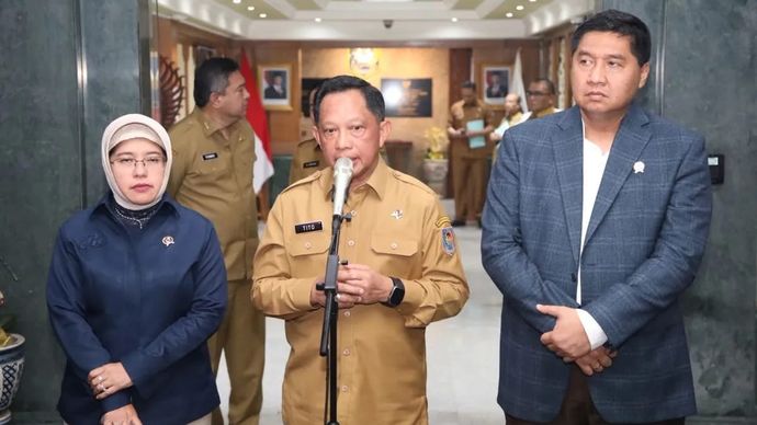 Menteri Dalam Negeri (Mendagri) Muhammad Tito Karnavian (tengah) memberikan keterangan kepada awak media usai rapat bersama Menteri PKP Maruarar Sirait (kanan) dan Kepala BPS Amalia Adininggar Widyasanti di Kantor Pusat Kemendagri, Jakarta, Senin, 6 Juli 2026