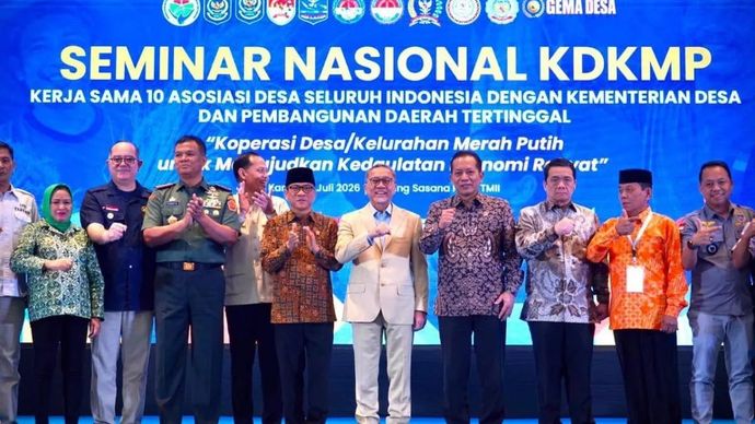 Menteri Koperasi Ferry Juliantono, Menteri Koordinator Bidang Pangan Zulkifli Hasan, dan Menteri Desa dan Pembangunan Daerah Tertinggal Yandri Susanto menghadiri Forum Organisasi Desa Indonesia bersama 10 Asosiasi Desa di Jakarta