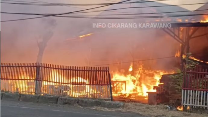 Belasan lapak penjual kayu palet di wilayah Kecamatan Kedungwaringin, Kabupaten Bekasi, ludes dilalap si jago merah pada Rabu (15/7/2026)