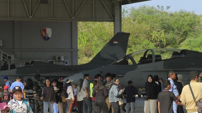 Warga memadati hanggar pesawat tempur ketika menyaksikan kedatangan pesawat tempur jenis T-50i Golden Eagle dan pesawat C-130 Hercules yang tiba di Lanud El Tari Kupang, Provinsi Nusa Tenggara Timur, Rabu, 15 Juli 2026.