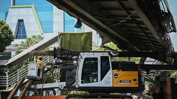 Petugas melakukan proses evakuasi truk bermuatan alat berat yang menabrak jembatan penyeberangan orang (JPO) di Jalan Kapten Tendean, Jakarta, Selasa, 14 Juli 2026. Kondisi JPO tersebut nyaris roboh setelah tertabrak truk bermuatan alat berat yang terjadi sekitar pukul 01.00 WIB yang berimbas pada kepadatan lalu lintas di beberapa ruas jalan akibat ditutupnya jalan tersebut.