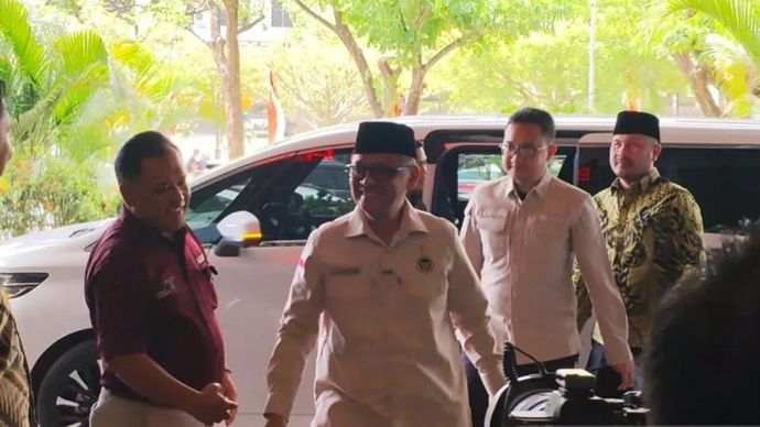 Menteri Haji dan Umrah (Menhaj) Mochamad Irfan Yusuf saat menghadiri rapat evaluasi penyelenggaraan ibadah haji 1447 Hijriah/2026 Masehi di Sorong, Jumat, 17 Juli 2026