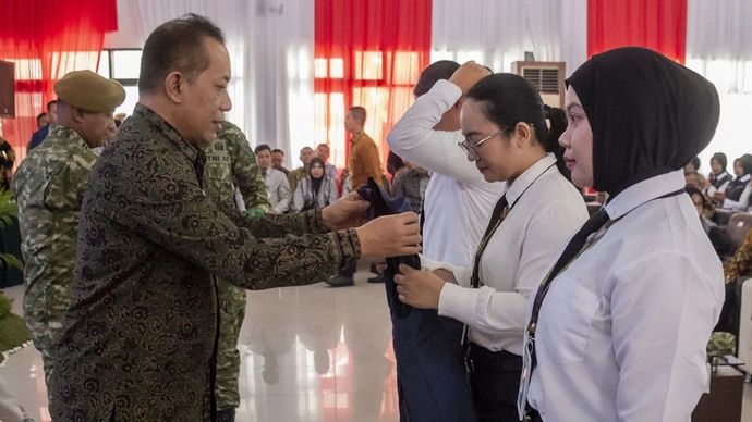 Menteri Koperasi (Menkop) Ferry Juliantono memberikan rompi kepada perwakilan siswa peserta program Sarjana Penggerak Pembangunan Indonesia (SPPI) usai membuka Pelatihan dan Sertifikasi Manajer Koperasi Desa/Kelurahan Merah Putih (KDMP) di Pusdik Armed, Kota Cimahi, Jawa Barat, Jumat, 17 Juli 2026. Sebanyak 1.023 siswa peserta program SPPI mengikuti pelatihan dan sertifikasi manajer KDMP di Pusdik Armed selama 13 hari yang bertujuan untuk meningkatkan kompetensi manajerial sehingga diharapkan mampu menjadi manajer yang berkarakter, kompeten, profesional, dan siap mengembangkan Koperasi Desa/Kelurahan Merah Putih sebagai penggerak ekonomi desa dan kelurahan.