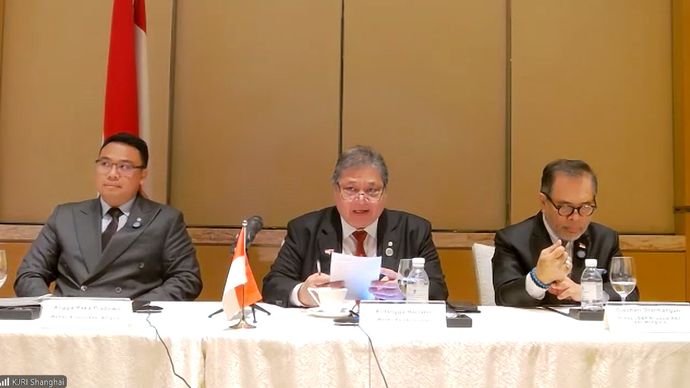 Menko Perekonomian Airlangga Hartarto bersama Wamenkomdigi Angga Raka Prabowo serta Duta Besar Republik Indonesia untuk Tiongkok Djauhari Oratmangun dalam konferensi pers secara virtual