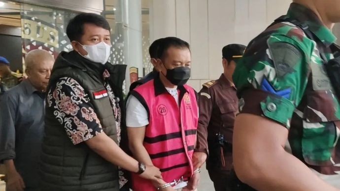 Tersangka kasus dugaan pencucian uang dalam proses penanganan hukum oleh penyelenggara negara pada perkara PT Asabri periode 2020-2024, Don Ritto (DR), digiring petugas menuju mobil tahanan di Gedung Jampidsus Kejagung, Jakarta, Jumat, 17 Juli 2026. 