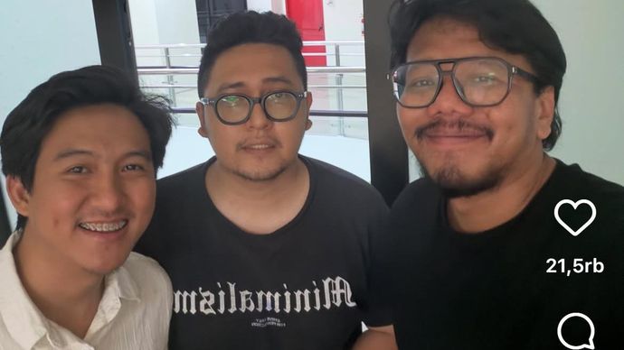 Ferry Irwandi bersama Icad, admin The Kerupuk. 
