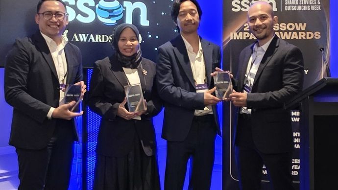 Tim Pertamina Shared Services berfoto usai menerima tiga penghargaan pada ajang SSOW Impact Awards AustralAsia 2026 di Sydney, Australia. Penghargaan tersebut diraih pada kategori SS Leader of the Year, Change Management, dan Creative Talent Management &amp; Development sebagai pengakuan atas keberhasilan transformasi layanan, digitalisasi, serta pengembangan sumber daya manusia di lingkungan Pertamina.
