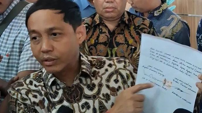 Menteri Kehutanan (Menhut) Raja Juli Antoni menunjukkan tanda terima dan notulensi penyerahan amplop putih miliki Bupati Kuansing Suhardiman Amby yang telah ditandatangani di atas materai kepada media pada konferensi pers di Jakarta, Jumat, 3 Juni 2026