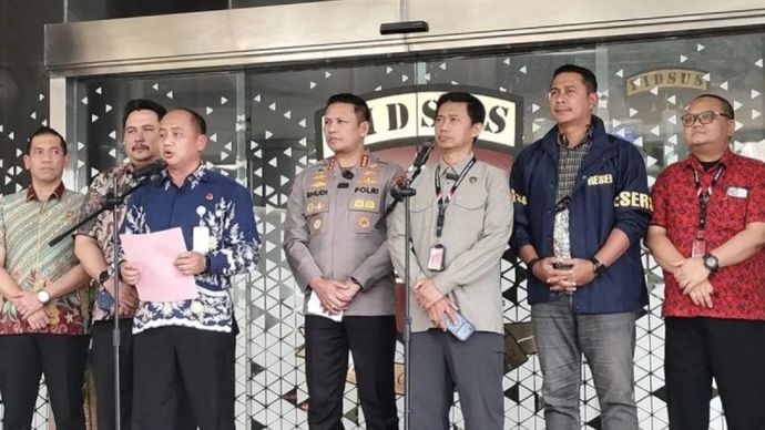 Kepala Pusat Penerangan Hukum (Kapuspenkum) Kejaksaan Agung Anang Supriatna (ketiga dari kiri) berbicara dalam konferensi pers di Gedung Jampidsus Kejagung, Jakarta, Jumat, 17 Juli 2026.