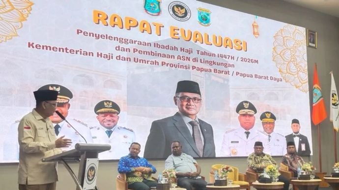 Menteri Haji dan Umrah RI Mochamad Irfan Yusuf saat memberikan sambutan pada rapat evaluasi pemberangkatan dan pemulangan jamaah haji 1447 Hijriah/2026 Masehi yang berlangsung di Kota Sorong, Jumat, 17 Juli 2026.