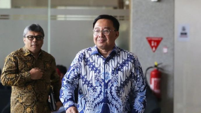 Anggota V Badan Pemeriksa Keuangan (BPK) RI Bobby Adhityo Rizaldi (kanan) berjalan menuju ruang pemeriksaan di Gedung Merah Putih KPK, Jakarta, Kamis, 16 Juli 2026. Penyidik KPK memanggil Bobby Rizaldi sebagai saksi kasus dugaan suap pengondisian hasil audit BPK di Kabupaten Muara Enim, Sumatera Selatan.