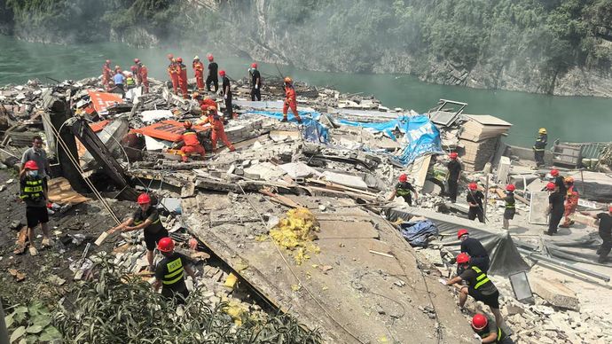 Petugas penyelamat mencari korban selamat di lokasi tanah longsor di sepanjang Sungai Wujiang di Kabupaten Otonom Pengshui Miao dan Tujia, Chongqing, Tiongkok, pada 17 Juli 2026