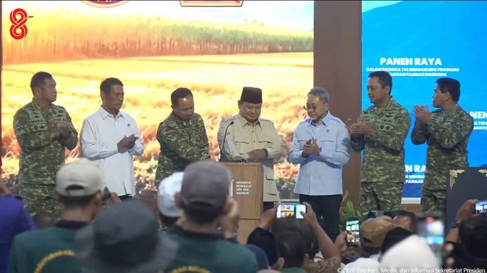 Prabowo Subianto secara resmi membuka Panen Raya TNI dalam rangka mendukung program ketahanan pangan nasional yang digelar serentak di 43 titik di seluruh Indonesia
