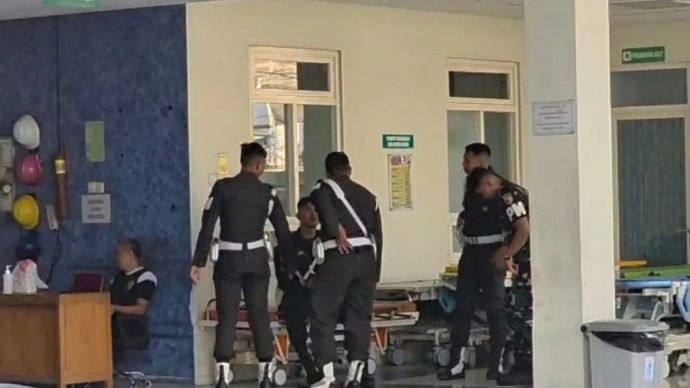 Sejumlah personel TNI bersiaga di sekitar RSUD Caruban Kabupaten Madiun setelah kejadian ledakan di Gudang Pusat Munisi (Gupusmu) milik TNI-AD yang berlokasi di Kecamatan Saradan, Kabupaten Madiun, Jawa Timur, Kamis, 16 Juli 2026.