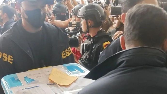 Penyidik Polri membawa masuk barang bukti kasus dugaan korupsi dan tindak pidana pencucian uang ke dalam Gedung Jampidsus Kejagung, Jakarta, Jumat, 17 Juli 2026