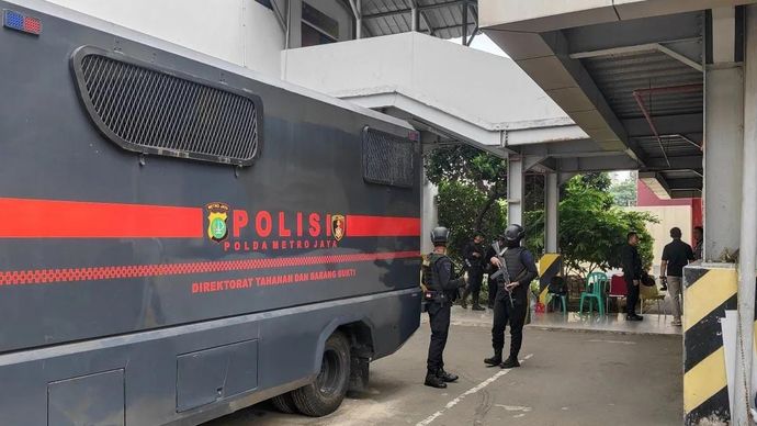 Sejumlah anggota Polda Metro Jaya melakukan penjagaan di Direktorat Perawatan Tahanan dan Barang Bukti (Dittahti) Polda Metro Jaya, Jakarta, Jumat, 17 Juli 2026