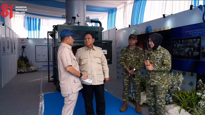 Presiden Prabowo Subianto meninjau proses pemanfaatan tebu dari sektor hulu hingga hilir, termasuk pengolahannya menjadi bioetanol, saat menghadiri panen raya di Pangkalan TNI AU (Lanud) Abdulrachman Saleh, Kabupaten Malang, Jawa Timur,