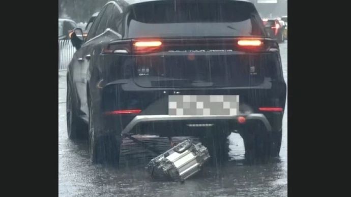 Video yang memperlihatkan motor penggerak belakang sebuah BYD Tang terlepas saat melintasi genangan banjir di Shenyang, China. (Foto: CarNewsChina) 
