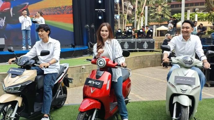 Tampilan tiga model motor listrik baru VinFast yang debut di Indonesia yakni VinFast Evo, VinFast Feliz II, dan VinFast Viper saat acara peluncuran di Jakarta, Sabtu (18/7/2026). (Foto: ANTARA/Farhan Arda Nugraha)