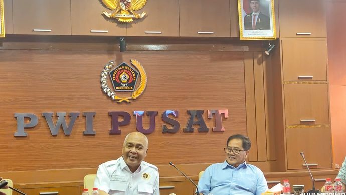 Ketua Umum PWI Pusat, Akhmad Munir, menegaskan bertanya kepada narasumber merupakan bagian yang tidak terpisahkan dari tugas jurnalistik dalam memenuhi hak masyarakat untuk memperoleh informasi. (Foto: Dok/Istimewa) 