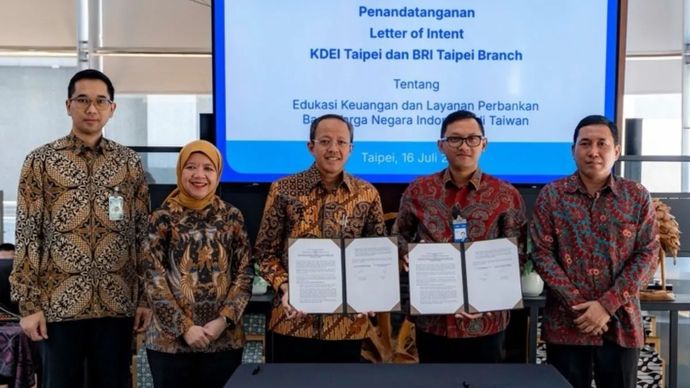 General Manager BRI Taipei Branch Andik Kurniawan dan Kepala KDEI Taipei Arif Sulistiyo menunjukkan lembar Letter of Intent yang ditandatangani kedua belah pihak yang disaksikan oleh Direktur Treasury &amp; International Banking BRI Farida Thamrin dan Senior Executive Vice President (SEVP) Internal Audit BRI Yulianto Setiawan di Taipei, Taiwan, Kamis, 16 Juli 2026.