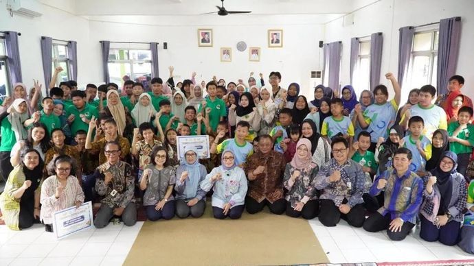 Menteri Pemberdayaan Perempuan dan Perlindungan Anak Arifah Fauzi bersama anak-anak di Panti Sosial Bina Netra (PSBN) Cahaya Batin, Jakarta Timur, dalam kegiatan Jelajah SAPA Hari Anak Nasional
