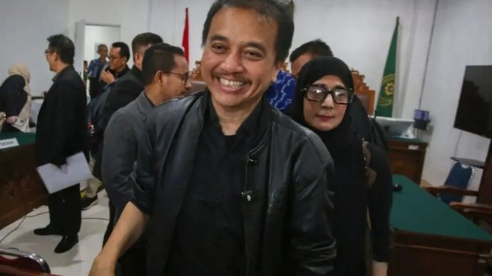 Tersangka kasus dugaan fitnah dan pencemaran nama baik terkait keaslian ijazah Presiden ke-7 RI Joko Widodo, Roy Suryo, selaku pemohon, berjalan ke luar ruang sidang setelah mengikuti sidang perdana permohonan praperadilan kedua yang diajukannya di Pengadilan Negeri Jakarta Selatan, Jakarta, Jumat, 10 Juli 2026. 