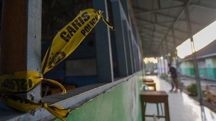 Arsip foto - Pekerja kebersihan menyapu lantai sekolah pascaledakan bom rakitan di Madrasah Aliyah Negeri (MAN) 3 Padang, Sumatera Barat, Pada14 Juli 2026. Kepolisian mengamankan dan melakukan pemeriksaan awal terhadap siswa yang diduga melakukan perakitan bom yang meledak di depan kelas di MAN 3 Padang