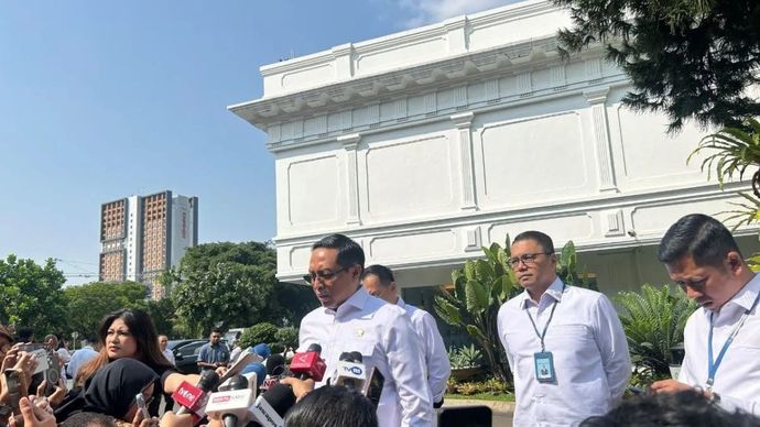 Penasihat Khusus Presiden Bidang Komunikasi dan Media Hasan Nasbi memberikan keterangan kepada wartawan di kompleks Istana Kepresidenan, Jakarta