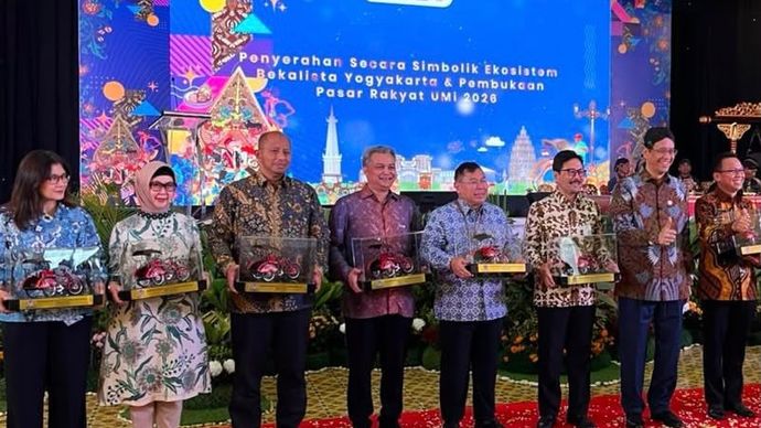 Suasana penyerahan penghargaan kepada PT Pegadaian (Persero) dalam rangka kolaborasi pengembangan Becak Kayuh Listrik Wisata (Bekalista) di Yogyakarta.