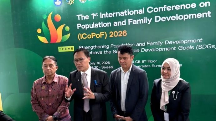 Sekretaris Kemendukbangga/Sekretaris Utama BKKBN Budi Setiyono (dua dari kiri), Rektor Universitas Sumatera Utara Muryanto Amin (dua dari kanan) dalam pembukaan International Conference on Population and Family Development (ICoPoF) 2026 yang digelar di Kampus USU, Medan, Kamis, 16 Juli 2026. 