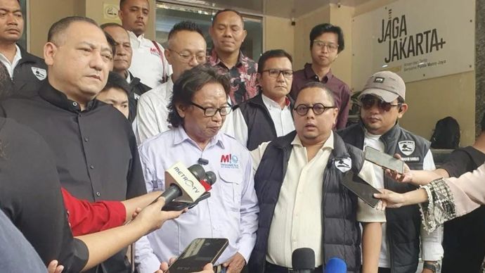 Ketua Umum MIO Indonesia Asep Yusuf Setyabudi Prayogie (kemeja putih) saat ditemui di Polda Metro Jaya