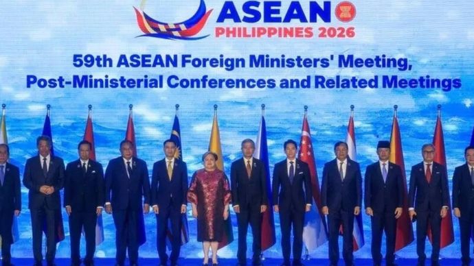 Para Menteri Luar Negeri negara-negara ASEAN berfoto bersama dalam upacara pembukaan Pertemuan Menteri Luar Negeri ASEAN ke-59 di Pasay City, Metro Manila, Filipina, pada 21 Juli 2026. Pertemuan tingkat tinggi yang berlangsung selama sepekan hingga 24 Juli ini mempertemukan para menteri luar negeri dan diplomat senior dari negara-negara anggota ASEAN serta negara-negara kekuatan utama&mdash;termasuk Turki, Amerika Serikat, Tiongkok, Rusia, Jepang, dan sejumlah negara Uni Eropa&mdash;untuk membahas isu-isu internasional dan regional terkait tantangan geopolitik, pasokan energi, perdagangan, pangan, kerja sama keamanan, serta perang saudara di Myanmar dan dampak konflik AS-Iran. 