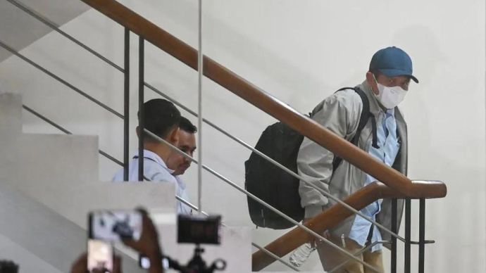 Bupati Lombok Barat Lalu Ahmad Zaini (kanan) berjalan untuk menjalani pemeriksaan usai di Gedung KPK, Jakarta, Barat, 20 Juli 2026. KPK mengamankan Bupati Lombok Barat Lalu Ahmad Zaini bersama enam orang lainnya dalam operasi tangkap tangan yang digelar di wilayah Kabupaten Lombok Barat, Nusa Tenggara Barat.
