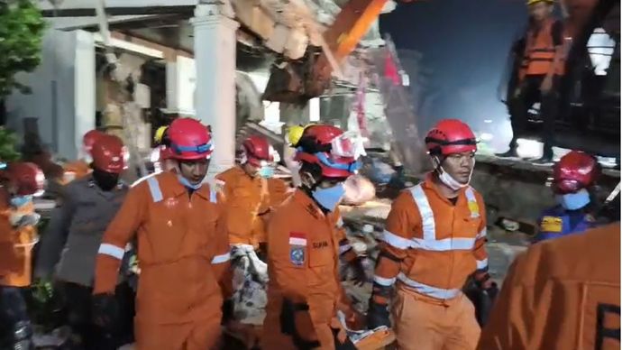 Basarnas evakuasi di rumah yang meledak di Medan