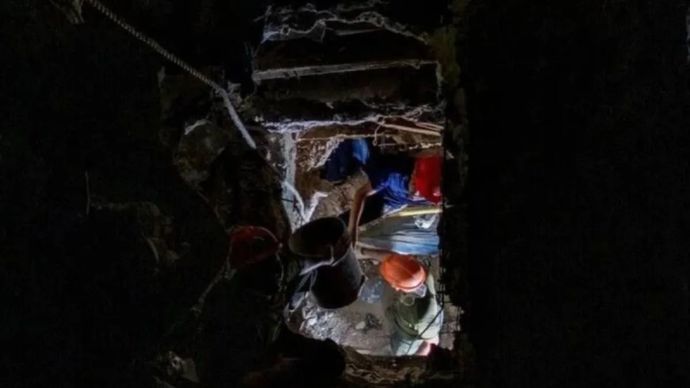 Anggota keluarga dan sukarelawan terus mencari orang-orang terkasih di tengah reruntuhan pasca-kehancuran akibat gempa bumi tanggal 24 Juni di Caraballeda, Venezuela, pada 6 Juli 2026.