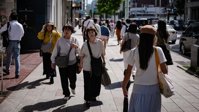  Orang-orang berjalan di jalanan di Tokyo, Jepang, pada 18 Mei 2026. 