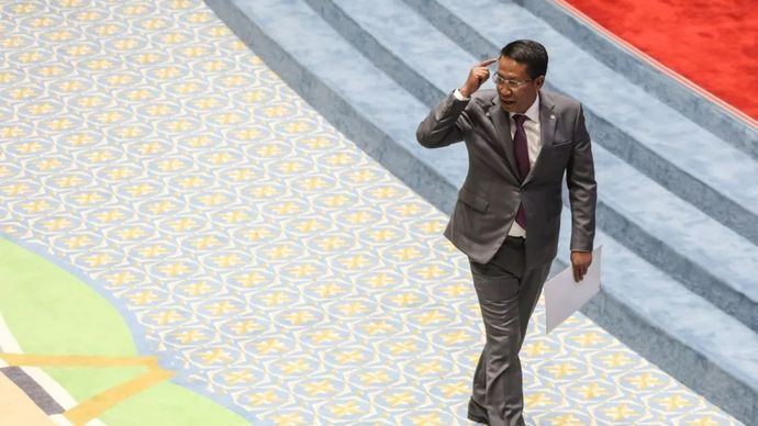 Menteri Hukum Supratman Andi Agtas berjalan untuk menyampaikan tanggapan pemerintah pada Rapat Paripurna ke-26 Masa Persidangan V Tahun Sidang 2025-2026 di Kompleks Parlemen, Senayan, Jakarta, Selasa, 21 Juli 2026. Rapat Paripurna DPR menyetujui RUU tentang pengesahan nota kesepahaman antara Indonesia dengan Malaysia dalam bidang kerja sama pertahanan dan RUU tentang pengesahan persetujuan antara Indonesia dengan Turki mengenai karja sama dalam bidang pertahanan. 