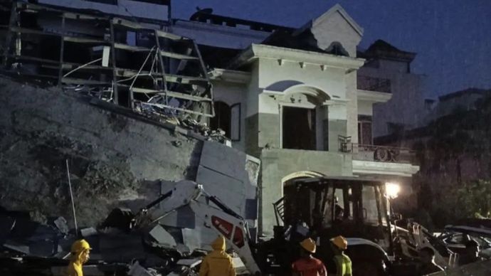 Petugas mengoperasikan alat berat untuk membersihkan puing-puing rumah yang terdampak ledakan di Kompleks Grand Polonia Medan, Kota Medan, Sumatera Utara, Senin, 20 Juli 2026. Berdasarkan hasil penyelidikan awal Polrestabes Medan, ledakan tersebut diduga dipicu kebocoran pipa gas bawah tanah yang mengakibatkan lima rumah mengalami kerusakan.