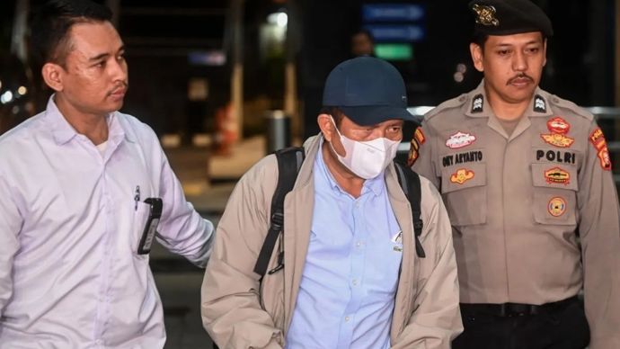 Petugas menggiring Bupati Lombok Barat Lalu Ahmad Zaini (tengah) untuk menjalani pemeriksaan di Gedung KPK, Jakarta, Senin, 20 Juli 2026. KPK mengamankan Bupati Lombok Barat Lalu Ahmad Zaini bersama enam orang lainnya dalam operasi tangkap tangan (OTT) di Kabupaten Lombok Barat, Nusa Tenggara Barat. 