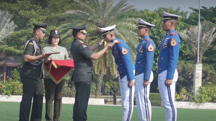 3 Peraih Adhimakayasa dari Akademi Militer (Akmil): Sermatar Calvin Tidar Sakti, Akademi Angkatan Laut (AAL): Sermatar (P) Muhammad Risky Wira Utama, Akademi Angkatan Udara (AAU): Sermatar Yehezkiel Bonaventura Yudaniarman 