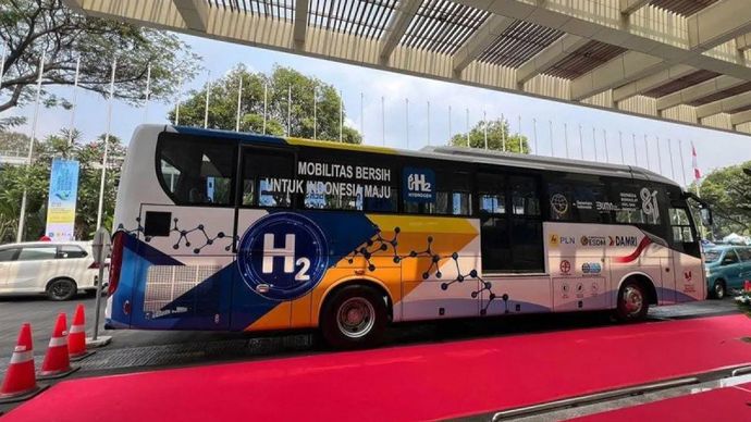 Bus berbasis teknologi Hydrogen-Diesel Dual Fuel (H2 DDF) pada acara Global Hydrogen Ecosystem 2026 di Jakarta International Convention Center (JICC), Selasa, 21 Juli 2026