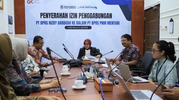 Kepala OJK Tasikmalaya Nofa Hermawati (tengah) saat acara penyerahan surat keputusan penggabungan PT Bank Perekonomian Rakyat Syariah (BPRS) Rizky Barokah, Tangerang, Banten ke dalam PT BPRS PNM Mentari yang berkantor di Kabupaten Garut di Kantor OJK Tasikmalaya, Jawa Barat, Selasa, 21 Juli 2026.