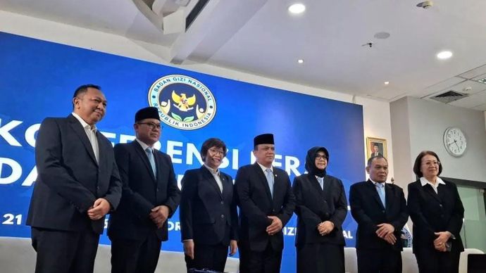 Dari kiri ke kanan: Ketut Sumedana selaku Deputi bidang Pemantauan dan Pengawasan BGN; Mariman Darto selaku Deputi Bidang Promosi dan Kerja Sama BGN; Wakil Kepala BGN Agustina Arumsari; Wakil Kepala BGN Trenggono; Lili Familia selaku Sekretaris Utama BGN; Zainuri selaku Deputi bidang Penyediaan dan Penyaluran BGN; dr. Prima Yosephine Berliana Tumiur Hutapea selaku Deputi Bidang Sistem dan Tata Kelola BGN dalam konferensi pers di Gedung BGN, Kebon Sirih, Jakarta Pusat