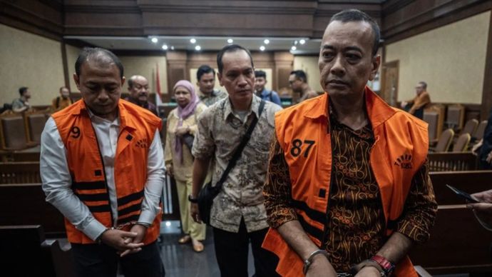 Terdakwa kasus dugaan suap dan gratifikasi tiga pejabat Direktorat Jenderal Bea dan Cukai (DJBC) Rizal (kanan) bersama Sisprian Subiaksono (kiri) berjalan keluar usai sidang lanjutan di Pengadilan Tipikor, Jakarta, Selasa, 21 Juli 2026.