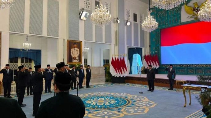 Suasana pelantikan Marsekal TNI (Purn) Donny Ermawan Taufanto dan Profesor Yos Sunitiyoso sebagai Gubernur dan Wakil Gubernur Universitas Republik Indonesia oleh Presiden Prabowo Subianto di Istana Negara, Jakarta
