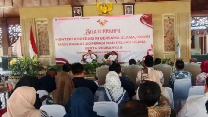 Menkop Ferry Juliantono memaparkan upaya pemerintah dalam percepatan koperasi di Indonesia pada acara silaturahmi dengan tokoh ulama dan pegiat koperasi, di Pendopo Agung Pemkab Pamekasan, Jawa Timur, Selasa, 21 Juli 2026.