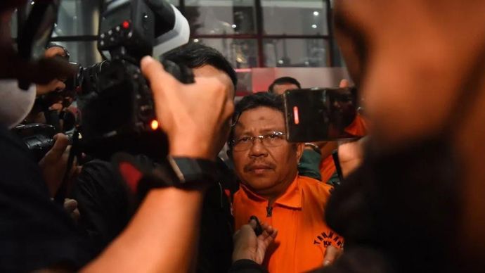 Bupati Lombok Barat Lalu Ahmad Zaini (kanan) berjalan menuju mobil tahanan usai menjalani pemeriksaan di Gedung Merah Putih KPK, Jakarta, Selasa, 21 Juli 2026. KPK menahan tiga orang tersangka pasca operasi tangkap tangan (OTT) pada Senin, 20 Juli 2026 yakni Bupati Lombok Barat Lalu Ahmad Zaini, Direktur Utama PT Air Minum Giri Menang Lombok Barat Sudirman, dan Direktur Utama Meconel Sistim Instrument Alvonsus Gani dengan mengamankan barang bukti senilai Rp9,06 miliar terkait kasus dugaan korupsi berupa benturan kepentingan dalam pengadaan barang dan jasa, suap pengadaan barang dan jasa, serta gratifikasi di lingkungan Pemerintah Kabupaten Lombok Barat, Provinsi Nusa Tenggara Barat.